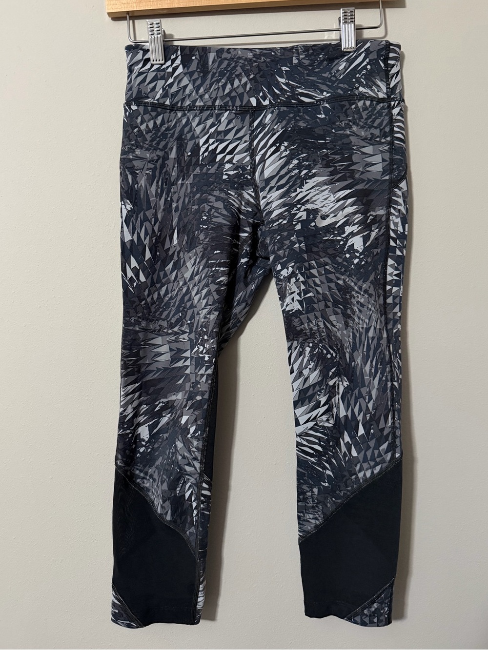 Nike Dri-Fit Running Capri Legging Gray Black Geometric Print Women’s Size S